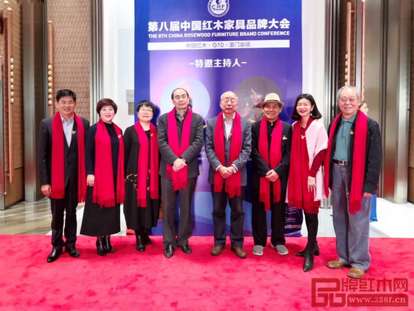 瑞昇家居总经理饶颖(左二)与专家领导合影留念 瑞昇家居总经理饶颖(左二)与专家领导合影留念