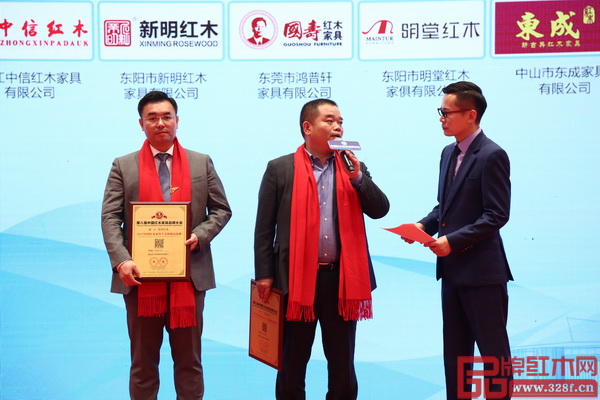 怀古红木董事长林志权（中）接受央视主持人李晓东（右一）采访并精炼阐述对“影响力品牌”的理解