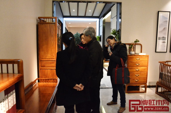 评审组专家对雄业红木“本木上造”的精工细作给予极大好评 评审组专家对雄业红木“本木上造”的精工细作给予极大好评