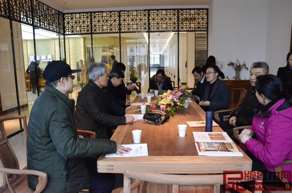 在交流会中,评审组一行就新中式红木家具的渊源及发展前景进行了深入讨论 在交流会中,评审组一行就新中式红木家具的渊源及发展前景进行了深入讨论