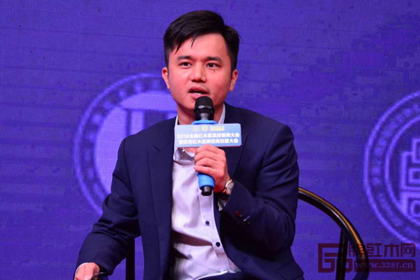 全联艺术红木家具专业委员会执行会长、弘木传媒CEO林伟华围绕“红木家具产业的发展变化”话题发表观点