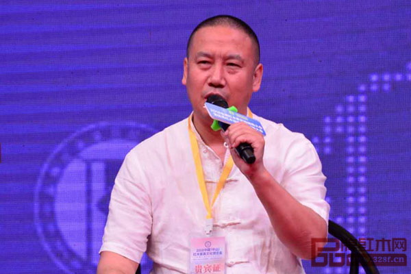  全联艺术红木家具专业委员会主席团主席、西安雅居阁总裁石立峰作为全国优秀经销商代表在论坛上进行分享