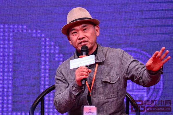 全联艺术红木家具专业委员会专家顾问、家具行业资深学者王周指出新中式家具不能盲目抄袭，要立足当代的生活变化