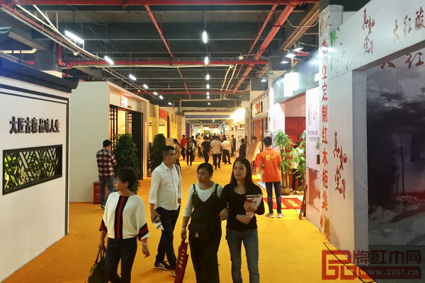 开幕式后,大批经销商穿梭于各个特色展厅,寻找新产品、新商机 开幕式后,大批经销商穿梭于各个特色展厅,寻找新产品、新商机