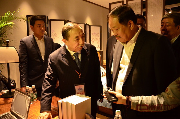 国家人社部原副部长杨志明(左二)与忆古轩董事长刘定杰(右二)亲切交流 国家人社部原副部长杨志明(左二)与忆古轩董事长刘定杰(右二)亲切交流