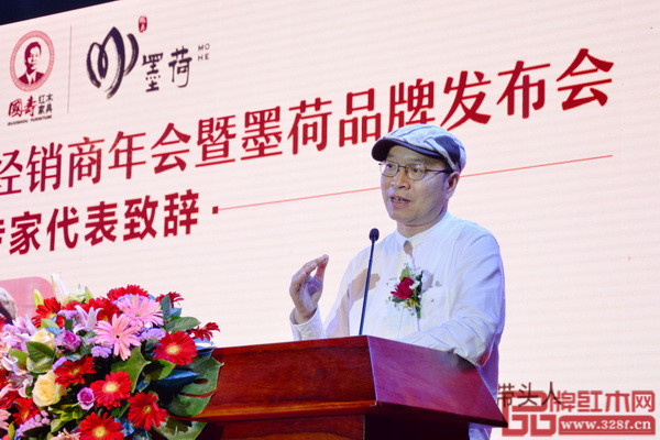 全联艺术红木家具专业委员会专家顾问、教育部教学改革示范专业“家具设计与制造”专业带头人彭亮在发言中肯定了国寿红木的产品研发能力 全联艺术红木家具专业委员会专家顾问、教育部教学改革示范专业“家具设计与制造”专业带头人彭亮在发言中肯定了国寿红木的产品研发能力