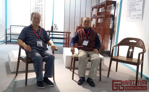 全联艺术红木家具专业委员会专家顾问、中央民族大学人体工程学专家苏垣和全联艺术红木家具专业委员会专家顾问、中国高等教育家具设计专业创始人胡景初在广州展现场落坐展出家具合影留念 全联艺术红木家具专业委员会专家顾问、中央民族大学人体工程学专家苏垣和全联艺术红木家具专业委员会专家顾问、中国高等教育家具设计专业创始人胡景初在广州展现场落坐展出家具合影留念