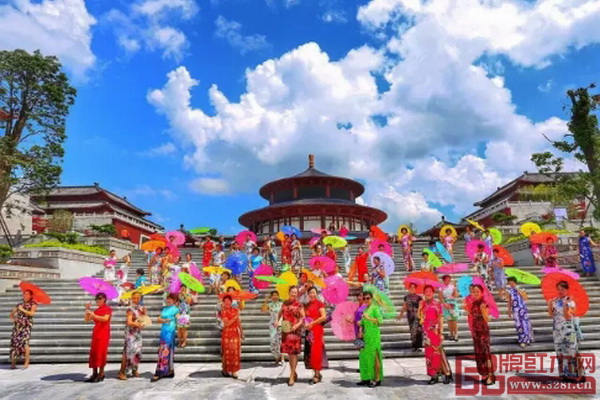 中山首届千人旗袍巡演秀 中山首届千人旗袍巡演秀(图片来源:大涌发布) 中山首届千人旗袍巡演秀 中山首届千人旗袍巡演秀(图片来源:大涌发布)