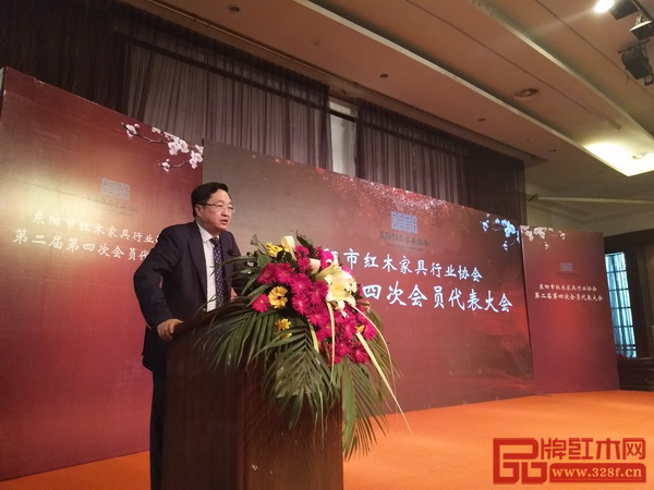 东阳市红木家具行业协会会长李黎明在会议现场发言 东阳市红木家具行业协会会长李黎明在会议现场发言