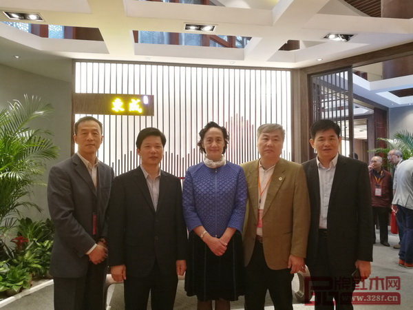 中国家具协会秘书长张冰冰(左三)、中国家具协会传统家具专业委员会秘书长姜恒夫(左一)、广东省家具协会副会长李礼(右二)等领导莅临东成·文宋展馆指导 中国家具协会秘书长张冰冰(左三)、中国家具协会传统家具专业委员会秘书长姜恒夫(左一)、广东省家具协会副会长李礼(右二)等领导莅临东成·文宋展馆指导