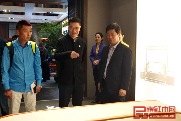 广东省家具协会会长王克(左二)莅临东成·文宋展馆参观指导 广东省家具协会会长王克(左二)莅临东成·文宋展馆参观指导