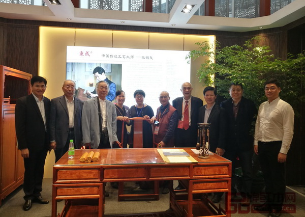 中国明式家具研究所原所长、著名明式家具学者濮安国(左三),中国高等教育家具设计专业创始人胡景初(右五),《红木家具通用技术条件》标准主要起草人、红木家具技术专家曹新民(左二)、上海市家具研究所副所长许美琪(右四)、华南农业大学研究生导师郭琼(左五)、明清家具研究学者张辉(右二)等专家莅临东成·文宋展馆指导 中国明式家具研究所原所长、著名明式家具学者濮安国(左三),中国高等教育家具设计专业创始人胡景初(右五),《红木家具通用技术条件》标准主要起草人、红木家具技术专家曹新民(左二)、上海市家具研究所副所长许美琪(右四)、华南农业大学研究生导师郭琼(左五)、明清家具研究学者张辉(右二)等专家莅临东成·文宋展馆指导