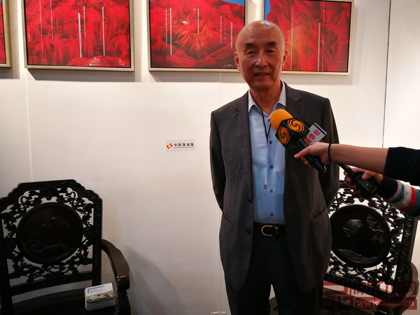 泰和园邵湘文大师在美国洛杉矶国际艺术博览会中国国家展暨首届中国当代经典红木家具展展会现场接受美新华社、凤凰卫视的联合采访