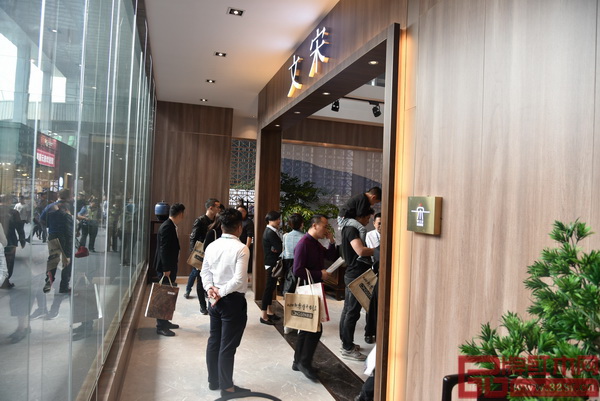 东莞名家具展3号馆3K07东成·文宋展馆门口挤满了经销商和买家顾客
