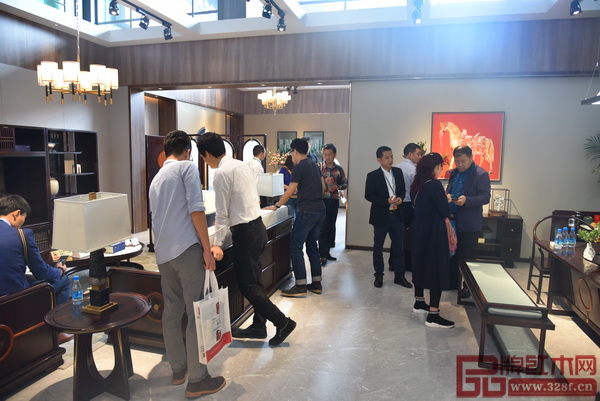 东成红木工作人员为买家顾客介绍家具 东成红木工作人员为买家顾客介绍家具