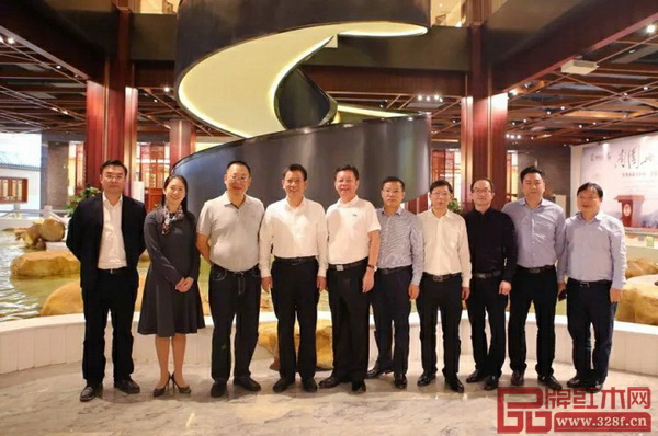  湖南省郴州市桂阳县委书记彭生智一行莅临国寿红木参观考察