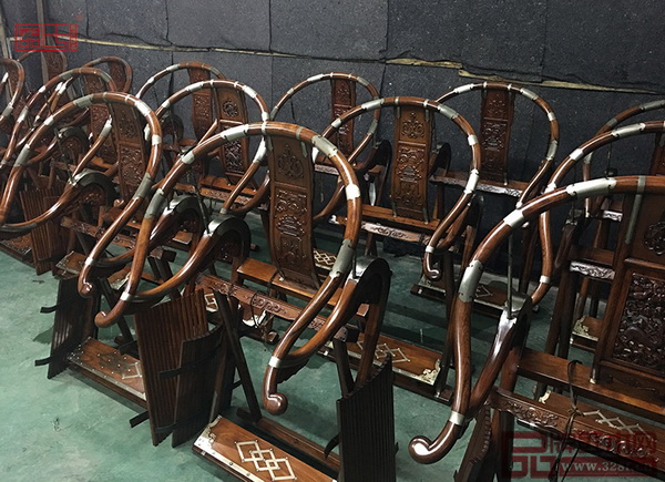  交椅在区氏臻品烘干车间进行烘干
