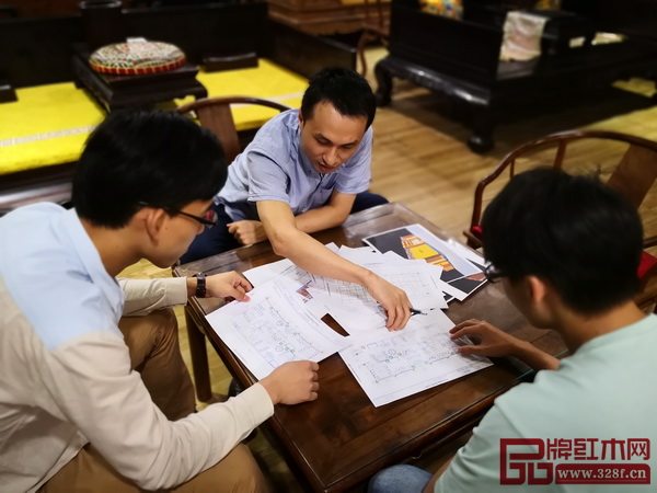 孔连红木设计团队正在商讨展馆布置方案 孔连红木设计团队正在商讨展馆布置方案