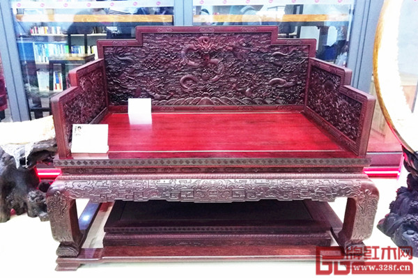 波记家具在深圳文博会一号馆展出的《雕龙宝座》 