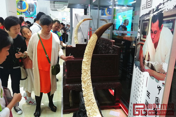 波记家具展出作品吸引人群驻足观看 波记家具展出作品吸引人群驻足观看