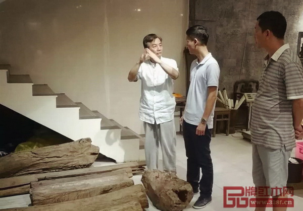 海南花梨文化研究会会长张志扬(左一)与区氏臻品总经理区锦泽(中)交流海南黄花梨知识文化 海南花梨文化研究会会长张志扬(左一)与区氏臻品总经理区锦泽(中)交流海南黄花梨知识文化
