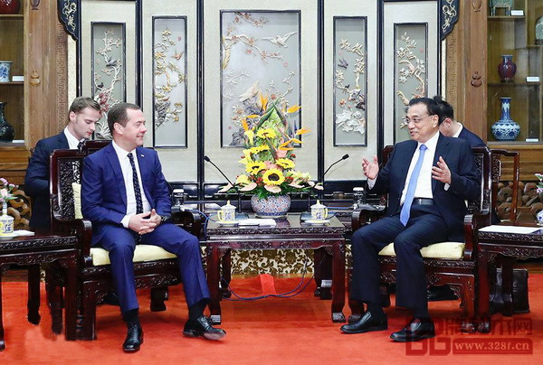 俄罗斯总理梅德韦杰夫(左)在钓鱼台养源斋落坐红木家具 俄罗斯总理梅德韦杰夫(左)在钓鱼台养源斋落坐红木家具