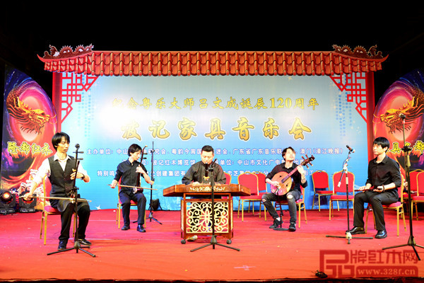 波记家具音乐会上，人们无不陶醉其中，流连忘返