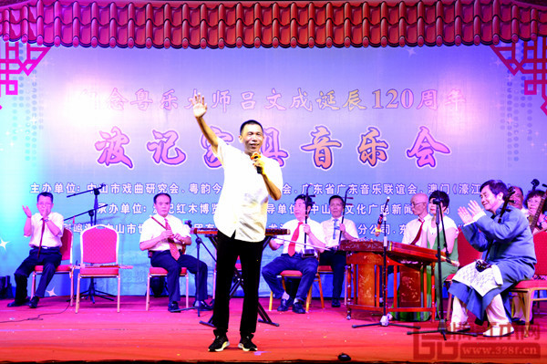 兴之所至，波记家具董事长伍建波高歌一曲，答谢来宾