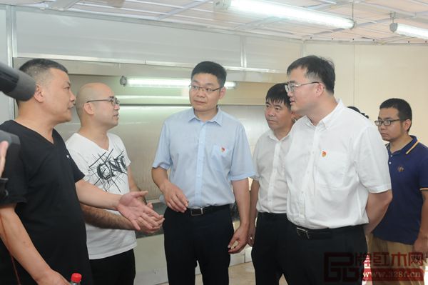 金华市副市长、东阳市委书记黄敏(右一),东阳市委常委、横店镇党委书记赵耀亮(左三)与横店人大主席朱跃军(左一)、卢家艺林董事长卢嘉林(左二)亲切交谈 金华市副市长、东阳市委书记黄敏(右一),东阳市委常委、横店镇党委书记赵耀亮(左三)与横店人大主席朱跃军(左一)、卢家艺林董事长卢嘉林(左二)亲切交谈