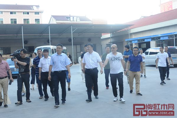 金华市副市长、东阳市委书记黄敏(中间)等领导莅临卢家艺林指导环保工作 金华市副市长、东阳市委书记黄敏(中间)等领导莅临卢家艺林指导环保工作