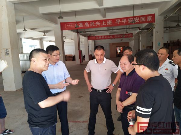东阳政府领导们在一起研究讨论 东阳政府领导们在一起研究讨论