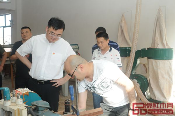 卢家艺林董事长卢嘉林向大家介绍工厂的环保建设情况