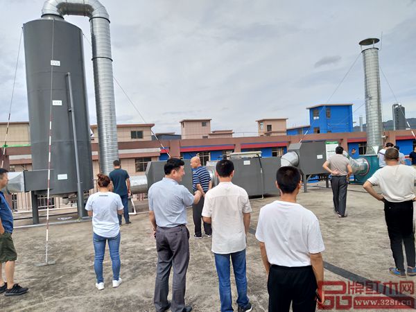 规上企业家参观卢家艺林工厂楼顶大型环保设备 规上企业家参观卢家艺林工厂楼顶大型环保设备