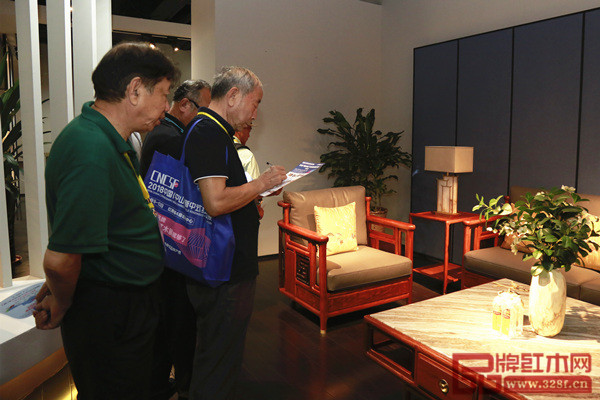 “匠心中式”评选专家顾问团在志成红木展位现场打分 “匠心中式”评选专家顾问团在志成红木展位现场打分
