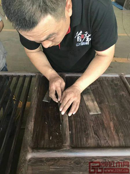 明堂红木员工深入工厂进行学习