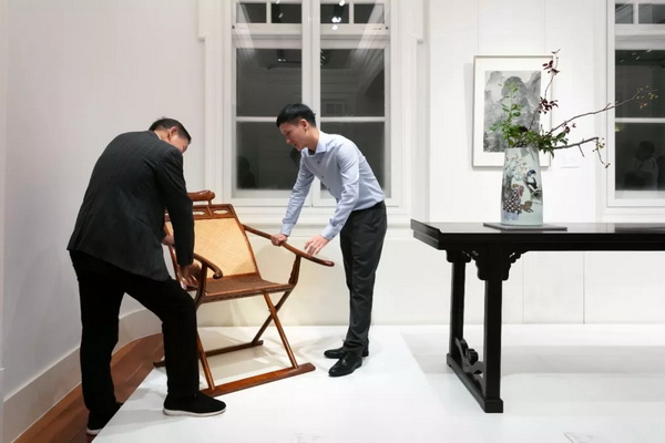  区氏父子（区胜春与区锦泽）在预展现场