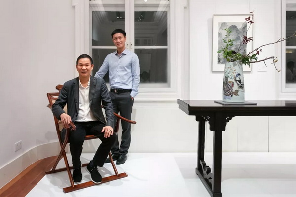 区氏父子(区胜春与区锦泽)在预展现场 区氏父子(区胜春与区锦泽)在预展现场