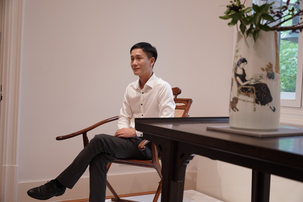  区氏臻品总经理区锦泽在佳士得上海预展现场