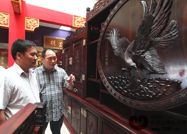 公司董事长王建良给东阳市副市长李宝春作“东式檀雕”介绍