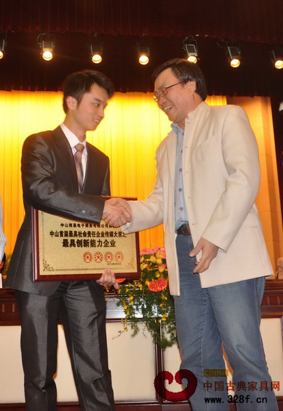广东省社科院企业管理与决策科学研究所所长林平凡先生为中国古典家具网、《品牌红木》杂志CEO林伟华先生颁奖
