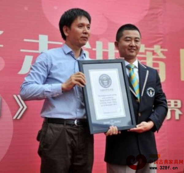 世界吉尼斯认证官为郑春辉(左)颁发证书