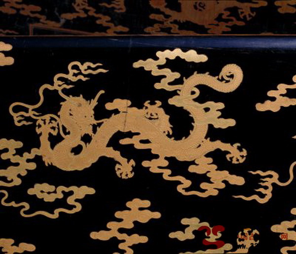 清黑漆地识文描金长方套箱局部特写