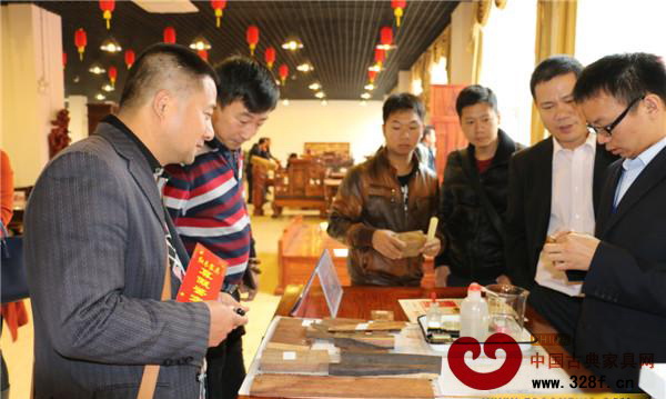 东兴文化节推出现场红木咨询鉴定活动获得了观众的广泛参与