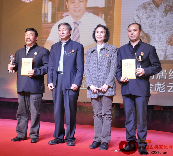 万盛红木董事长蒋桢全(右一)荣获了“2013年中国红木家具行业十大风云人物”称号