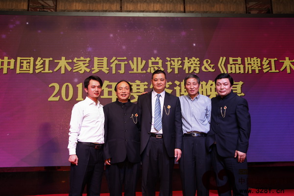 志成红木总经理李正伦与专家合影留念