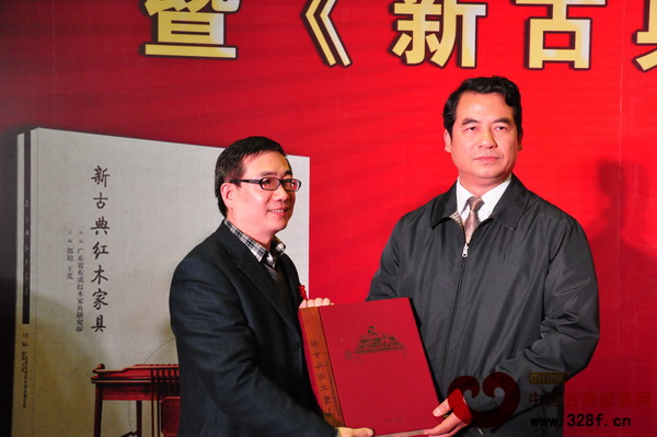 中国林业产业联合会秘书长、中国林产工业协会执行会长王满向华南农业大学林学院代表赠书