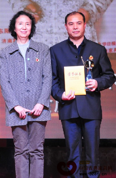 万盛宇红木董事长蒋桢全(右一)荣获“2013年中国红木家具行业十大风云人物”