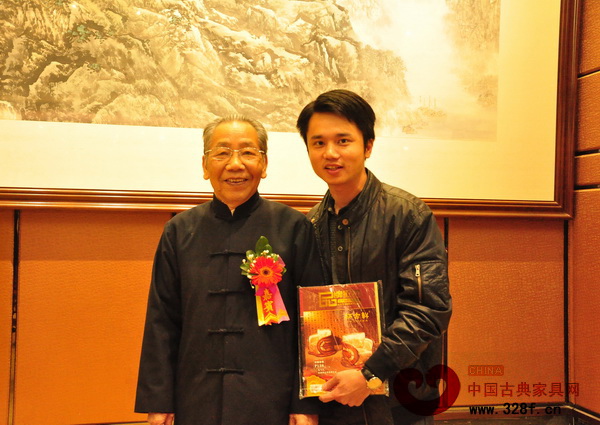 中国古典家具网、《品牌红木》杂志CEO林伟华与国画大师杨长槐合影