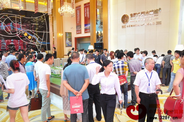 东阳中国木雕城二期中国木雕文化博览城招商现场人头攒动,十分火爆