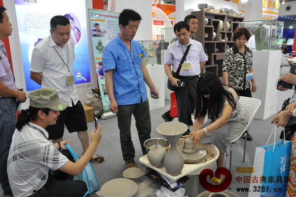深圳文博会上,参观者亲自体验窑器的制作